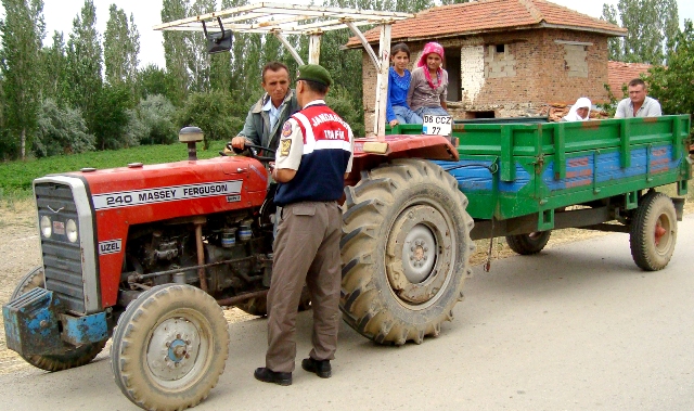 Jandarma Timleri Çiftçi Trafiğini Denetledi