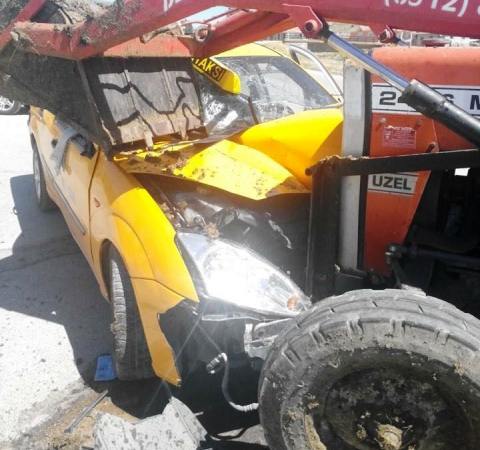 Ticari Taksi İle Traktör Kafa Kafaya Çarpıştı