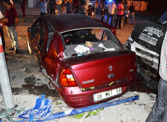 Otomobille Kamyonet Kazasında 6 Kişi Yaralandı