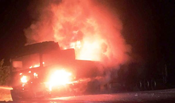 TIR Yanarak Hurdaya Döndü