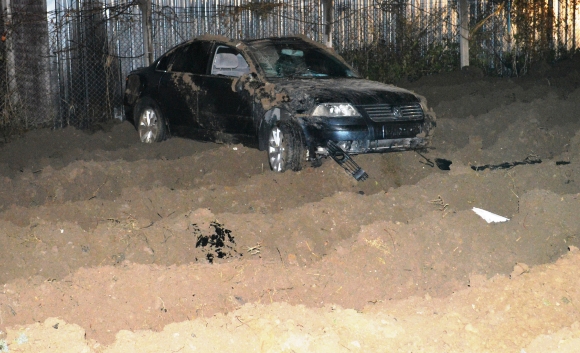 Otomobil toprağa gömüldü: 2 yaralı