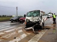 Güldarpı kavşağında kamyonet kazasında 3 kişi yaralandı