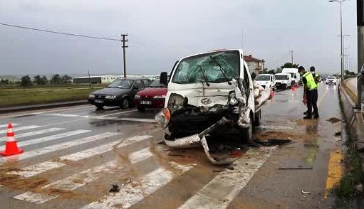 Güldarpı kavşağında kamyonet kazasında 3 kişi yaralandı