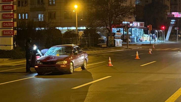 Otomobil kavşakta yayaya çarptı